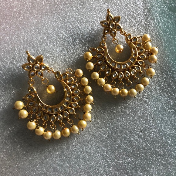 Gold dangle earrings💫 - Picture 2 of 2